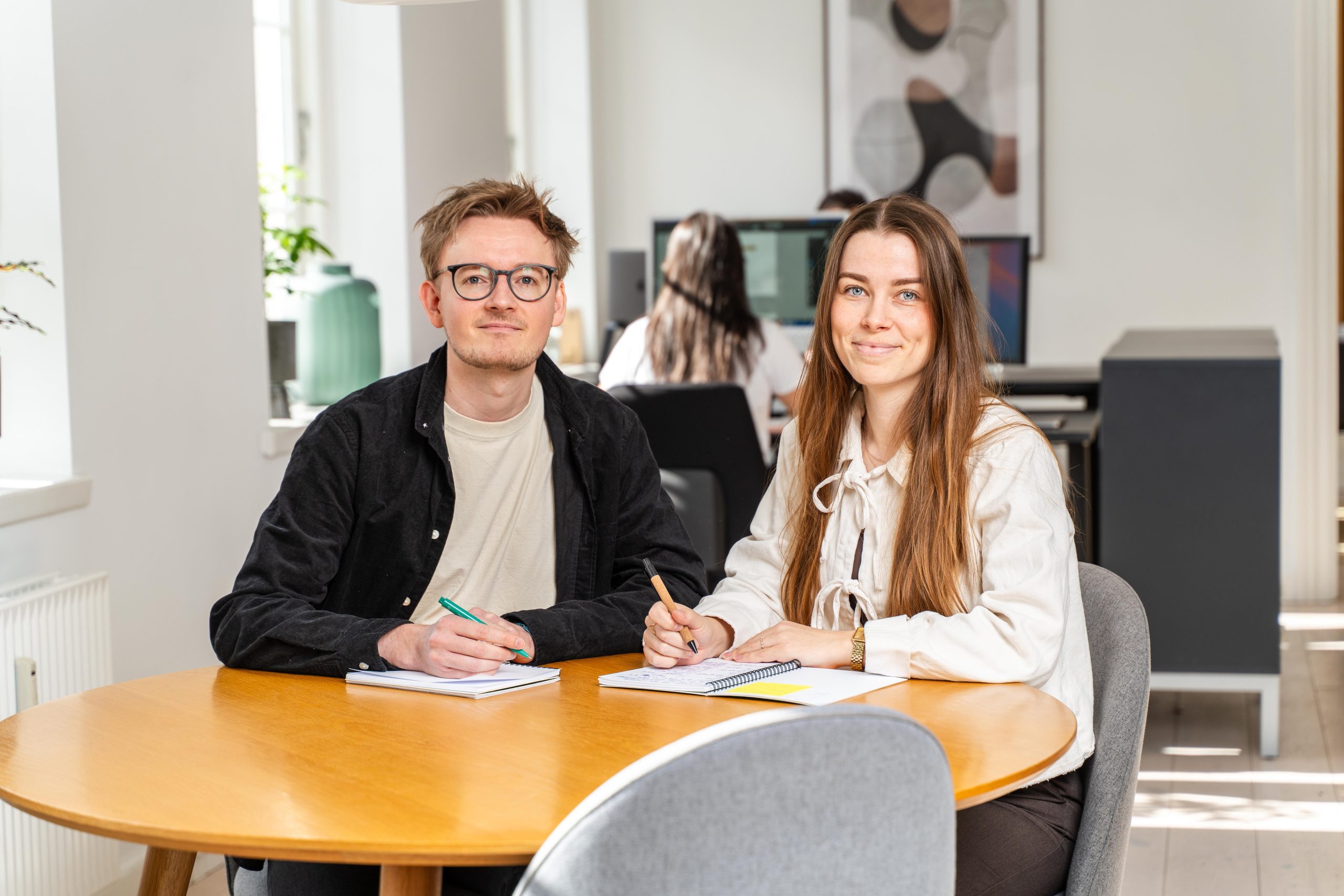 Team af specialister til sociale medier målrettet unge og uddannelser